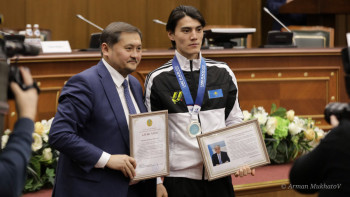 Фотография к новости: Алтын жүлдеге - 15 мың доллар: Саясат Нұрбек Универсиада жеңімпаздарын марапаттады