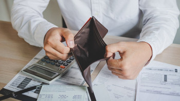 Фотография к новости: 5 млн теңге атаулы көмек алушы: Азамат өзін қандай жағдайда банкрот деп жариялай алады?