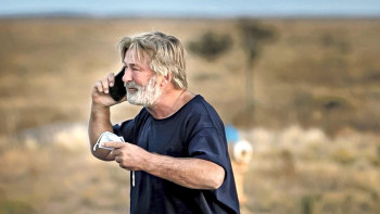 Фотография к новости: Түсірілім алаңында операторды атып алған актерге тағы бір айып тағылды