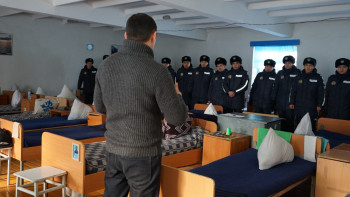 Фотография к новости: Жемқорлық үшін сотталған полицей әріптестерін адал жұмыс істеуге шақырды