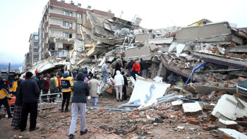 Фотография к новости: Түркиядағы зілзала. 900 мыңнан астам адам шатырларда тұрып жатыр