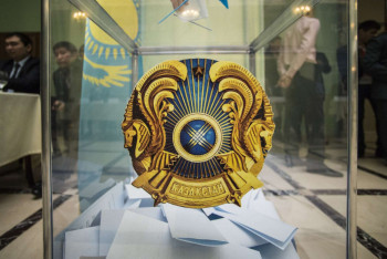 Сайлауға түсетін жасы, кәрісі және әйелі көп партиялар қайсысы?