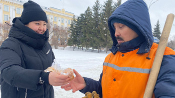 Фотография к новости: Қызылжарлық еріктілер көшеде бауырсақ таратты