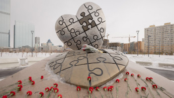 Фотография к новости: Құрбан болған дәрігерлерге тағзым жасалды