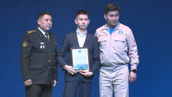 Фотография к новости: Мектепте балта ала жүгірген баланы тоқтатқан оқушылар марапатталды