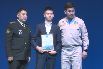 Фотография к новости: Мектепте балта ала жүгірген баланы тоқтатқан оқушылар марапатталды