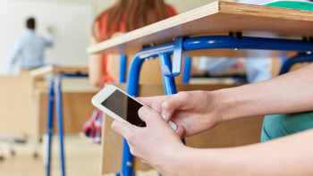 Фотография к новости: Сабақта телефон пайдалануға тыйым салу. Мұғалім-оқушы-ата-ана не дейді?