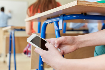 Фотография к новости: Сабақта телефон пайдалануға тыйым салу. Мұғалім-оқушы-ата-ана не дейді?