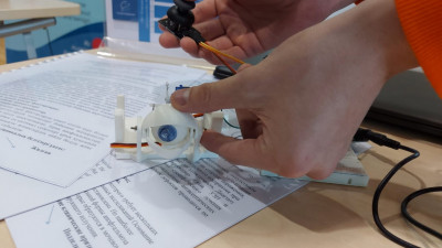 Ауыл мектебінің оқушылары 3D-принтермен көз алмасын жасап шығарды