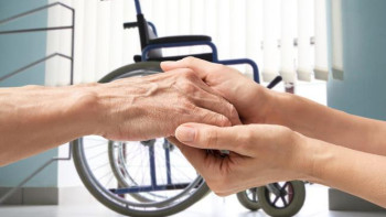 Фотография к новости: Мүгедектігі бар адамның көмекшісі болуға отбасы мүшелері тартылады