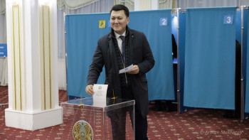 Фотография к новости: Ерлан Қарин дауыс берді