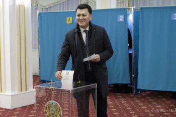 Фотография к новости: Ерлан Қарин дауыс берді