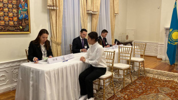 Фотография к новости: СІМ: Шетелде 5 мыңнан астам қазақстандық дауыс берді