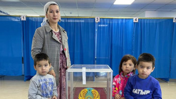 Фотография к новости: Маңғыстауда үшемдерін ерткен ана өз таңдауын жасады