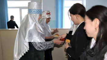 Фотография к новости: Кентауда әжелер сайлаушыларға наурыз көже үлестірді