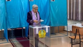 Фотография к новости: Асылы Осман әдеттегідей алғашқылардың бірі болып дауыс берді