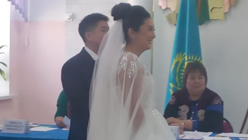 Фотография к новости: Алматыда жас жұбайлар дауыс берді