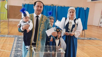 Фотография к новости: БҚО-да сайлауға ұлттық киіммен келіп жатқандар көп