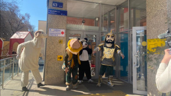 Фотография к новости: Сайлау учаскесіндегі ертегі кейіпкерлері