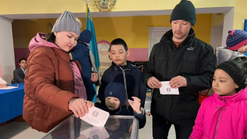 Фотография к новости: Ақтөбелік көп балалы ана отбасымен бірге дауыс берді 