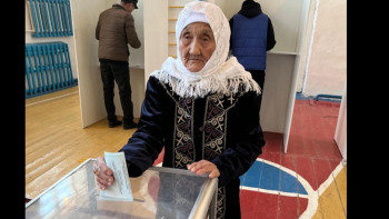 Фотография к новости: Қазалылық ғасыр ана шөбересімен бірге дауыс берді