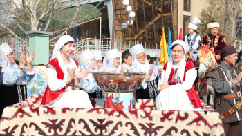 Фотография к новости: Үш жылдан соң Мақтаарал ауданында Әз-Наурыз кең көлемде аталып өтті