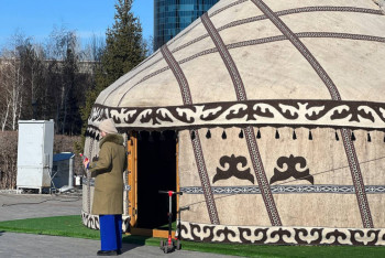 Фотография к новости: Бауырсақ, наурыз көже: Бәйтерек маңайында киіз үйлер тігілді