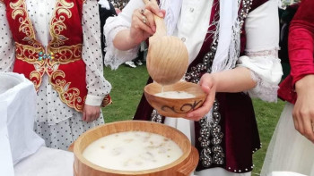 Фотография к новости: Этноауылда 2 мың литр наурызкөже таратылды