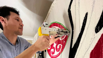 Фотография к новости: Қызылордалық теолог кілем тоқып жүр