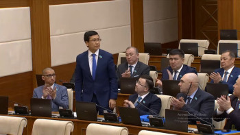 Фотография к новости: Асхат Аймағамбетов Мәжіліс комитетін басқарады