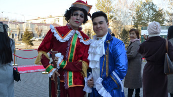 Фотография к новости: Күлдіре отырып ой тастайды