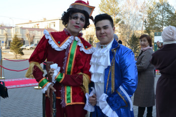 Фотография к новости: Күлдіре отырып ой тастайды