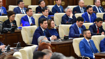 Фотография к новости: Жаңадан сайланған депутаттар ант беруді бастады