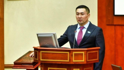 Креслодан тұрып, халықпен жұмыс істеу керек – Ардақ Назаров