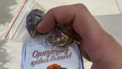 Ораза кезінде жолда құрма мен су таратқан полицейлер елді сүйсінтті