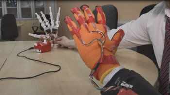 Фотография к новости: Оқушылар науқастарды инсульттен кейін оңалтатын құрылғы ойлап тапты