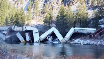 Фотография к новости: АҚШ-та сыра тиелген 25 вагон рельстен шықты