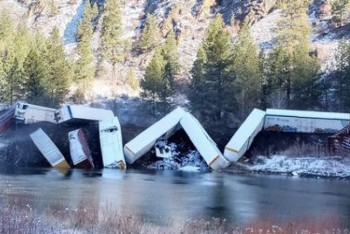 Фотография к новости: АҚШ-та сыра тиелген 25 вагон рельстен шықты