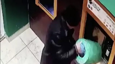 Ақмола облысында екі банкоматты сындырған ер адам видеоға түсіп қалды
