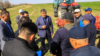Фотография к новости: Жамбыл әкімі шаруалардың жұмысымен танысты