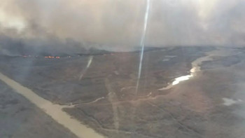 Фотография к новости: Каспий жағалауындағы қамыс өрті тікұшақпен сөндіріліп жатыр