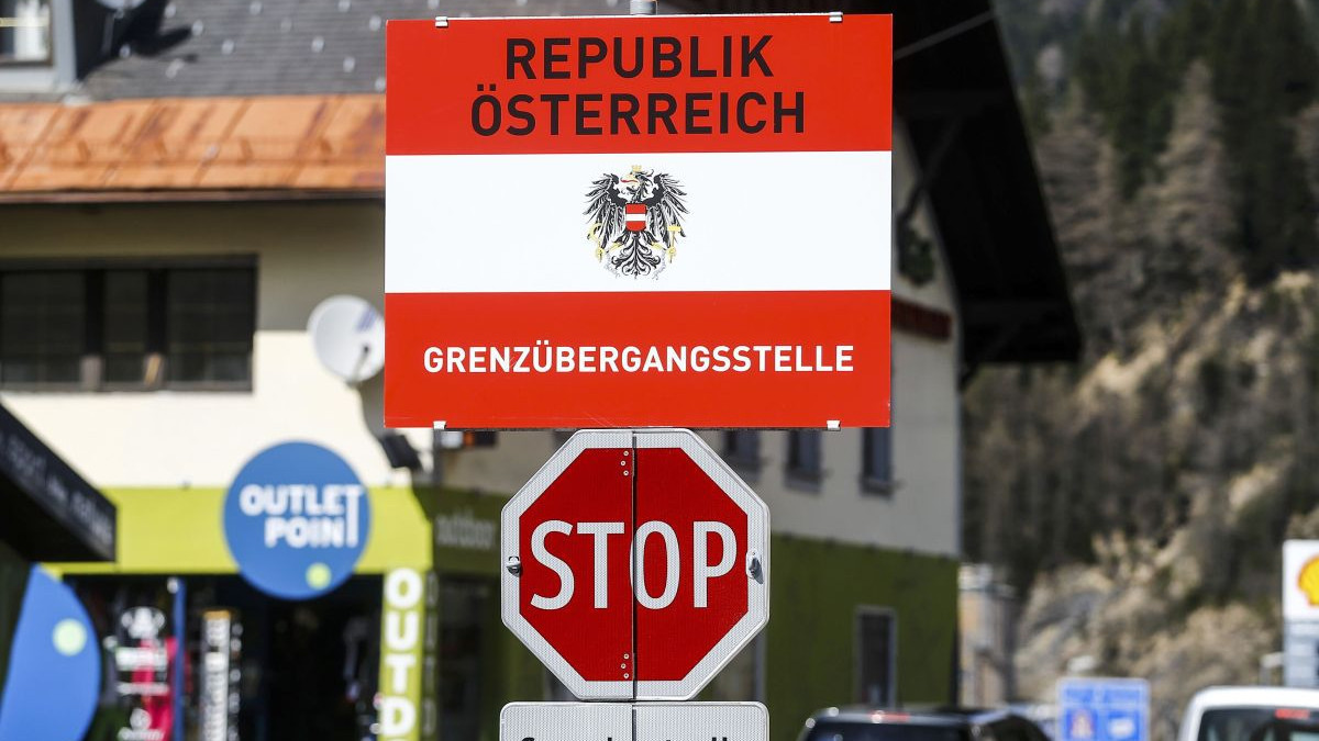 Австрияда жүк көлігіне қамалған мигранттар табылды