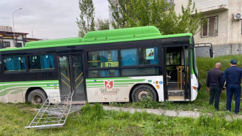 Фотография к новости: Шымкентте автобус жүргіншілерді қағып кетіп, 4 адам көз жұмды