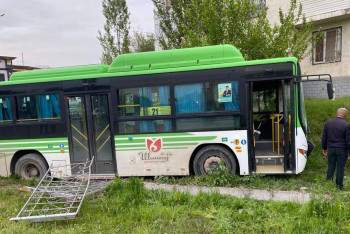 Фотография к новости: Шымкентте автобус жүргіншілерді қағып кетіп, 4 адам көз жұмды