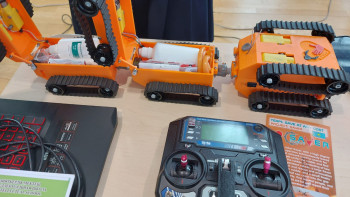 Фотография к новости: Smart-білезік, қазақи анатомиялық төсек, құтқарушы-робот: Өнертапқыш оқушылар