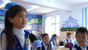 Фотография к новости: Күй-қоңырау, ұлттық киім: Білім ордасы қазақы киімді мектеп формасына айналдырған