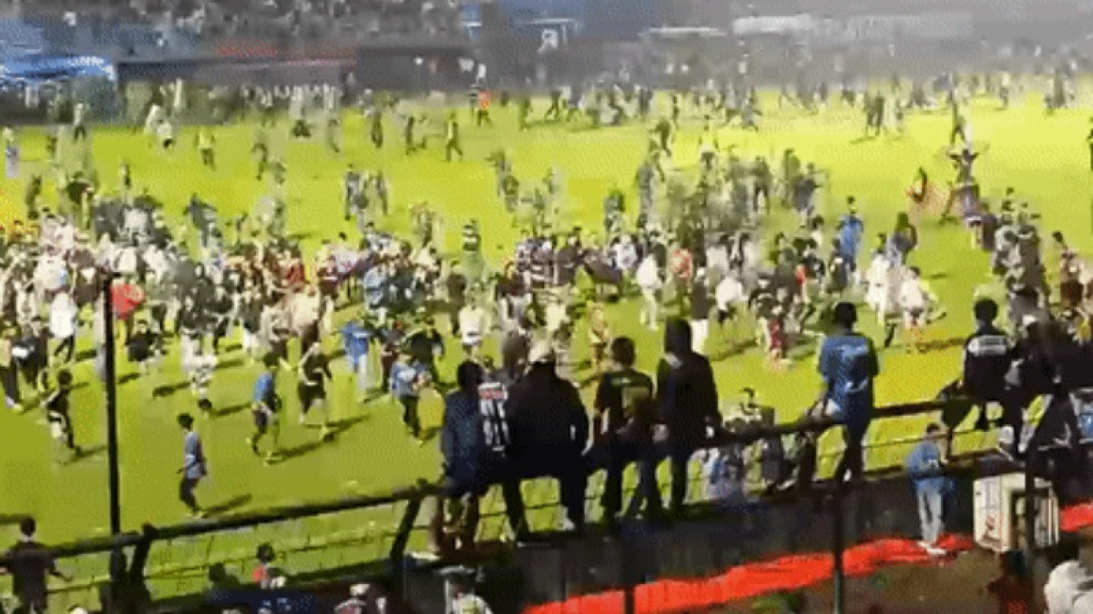 Шымкент: 20-дан астам футбол жанкүйері полицияға жеткізілді