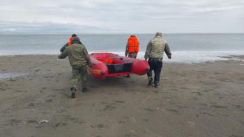 Фотография к новости: ШҚО құтқарушылары мұз бетінде қалып қойған балықшыларды құтқарды