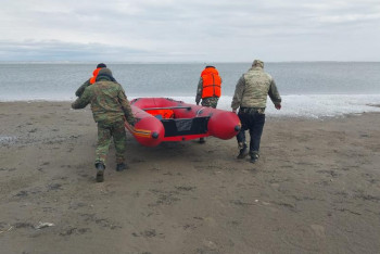 Фотография к новости: ШҚО құтқарушылары мұз бетінде қалып қойған балықшыларды құтқарды