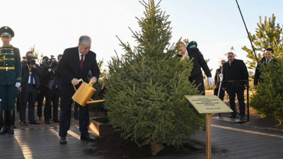 Тоқаев пен Әлиев Ботаникалық бақта ағаш отырғызды